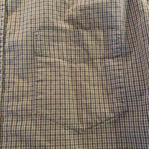 Dockers Menโs Button Down size L in dark plaid - Picture 4 of 9